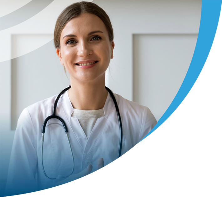 Doctora con estetoscopio sonriendo